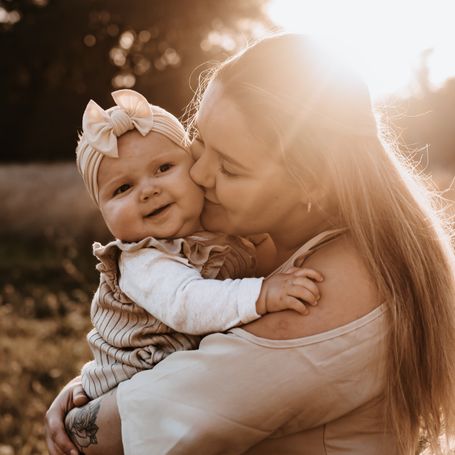 Babybauchshooting im Sonnenuntergang in Bonn
